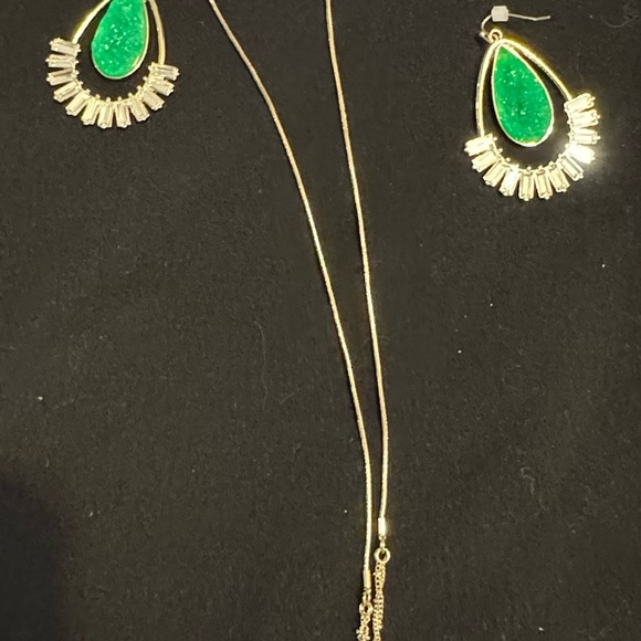 Elegant faux Jade Green & Gold Jewelry 3 pc necklace & Earrings Set - Picture 4 of 8